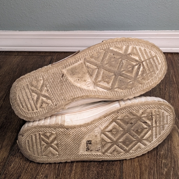 White canvas high tops cute bear applique EUC size 6.5 - Picture 5 of 8